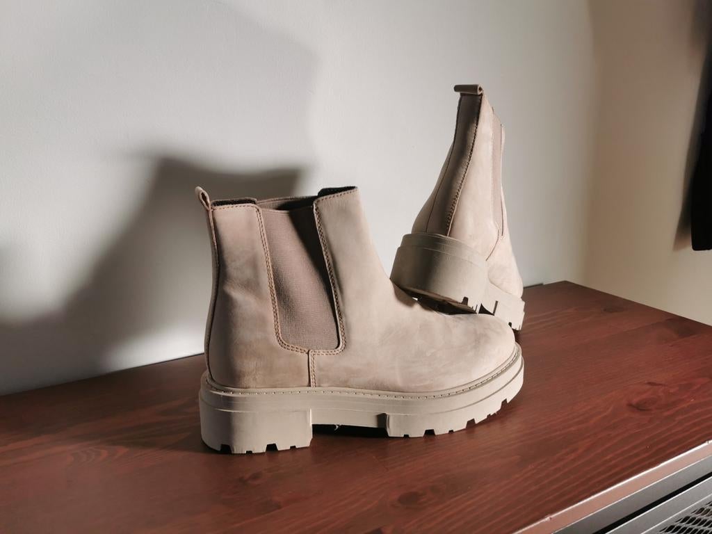 Beige Chelsea Boots met dikke zool - About you - maat 39, Ophalen, Beige, Lage of Enkellaarzen, Zo goed als nieuw