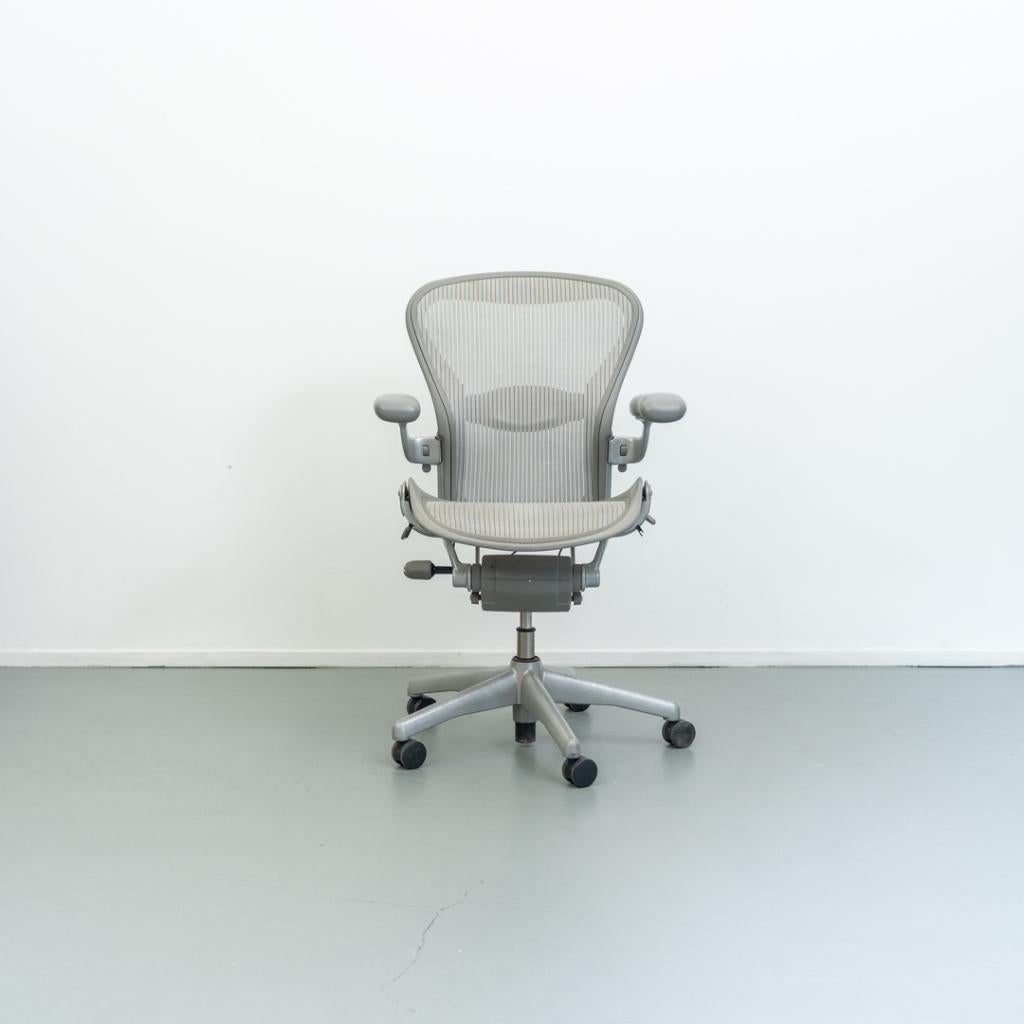 1x Herman Miller Aeron Bureaustoel Mineral/Satijn - maat B, Niet ingevuld, Niet ingevuld, Ophalen of Verzenden, Zo goed als nieuw