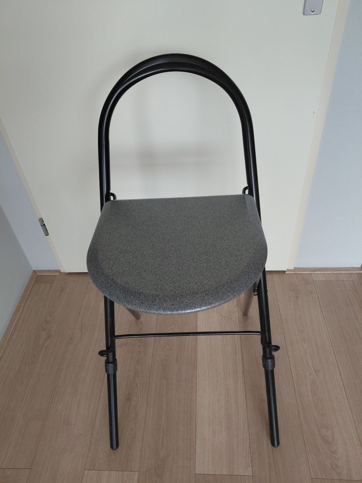 Opvouwbare kruk/stoel - Ideaal voor kleine ruimtes, Ophalen, Gebruikt, Modern, Praktisch, Opvouwbaar, Metaal