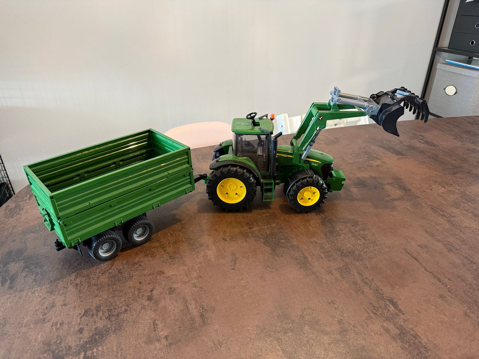 Bruder John Deere 7930 Tractor met aanhanger, Ophalen of Verzenden, Zo goed als nieuw