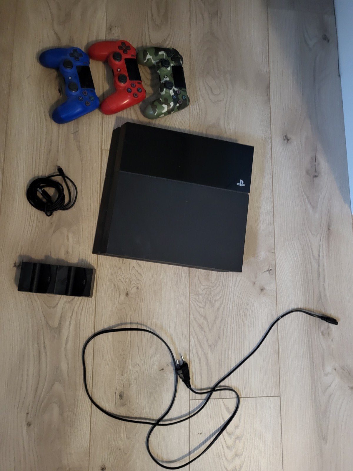 PlayStation 4 met 3 controllers en oplaadstation (CD defect), Spelcomputers en Games, Ophalen of Verzenden, Niet werkend, Met 3 controllers of meer