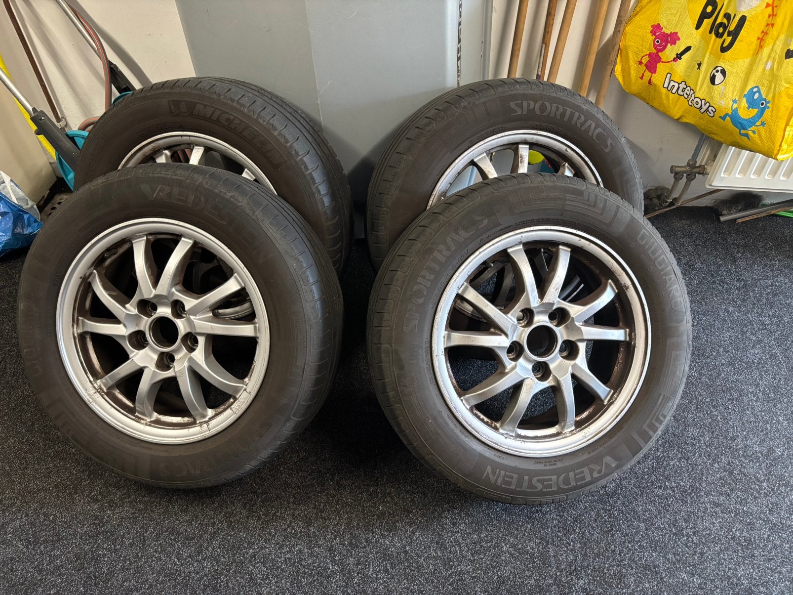 4 zomerbanden met LM velgen 205-60-R16 met wieldoppen, Auto diversen, Wieldoppen, Ophalen