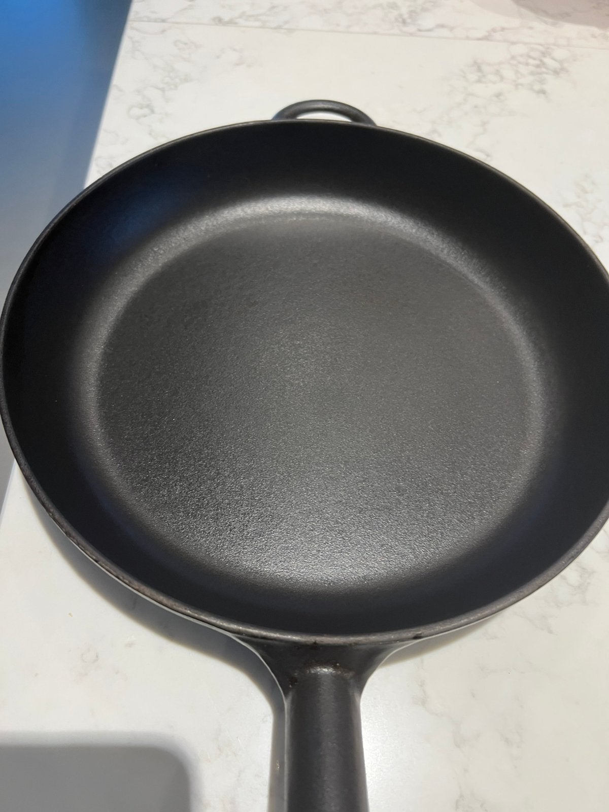 Staub koekenpan 28 cm mat zwart in heel goede staat, Koekenpan, Gebruikt, Gietijzer, Ophalen of Verzenden