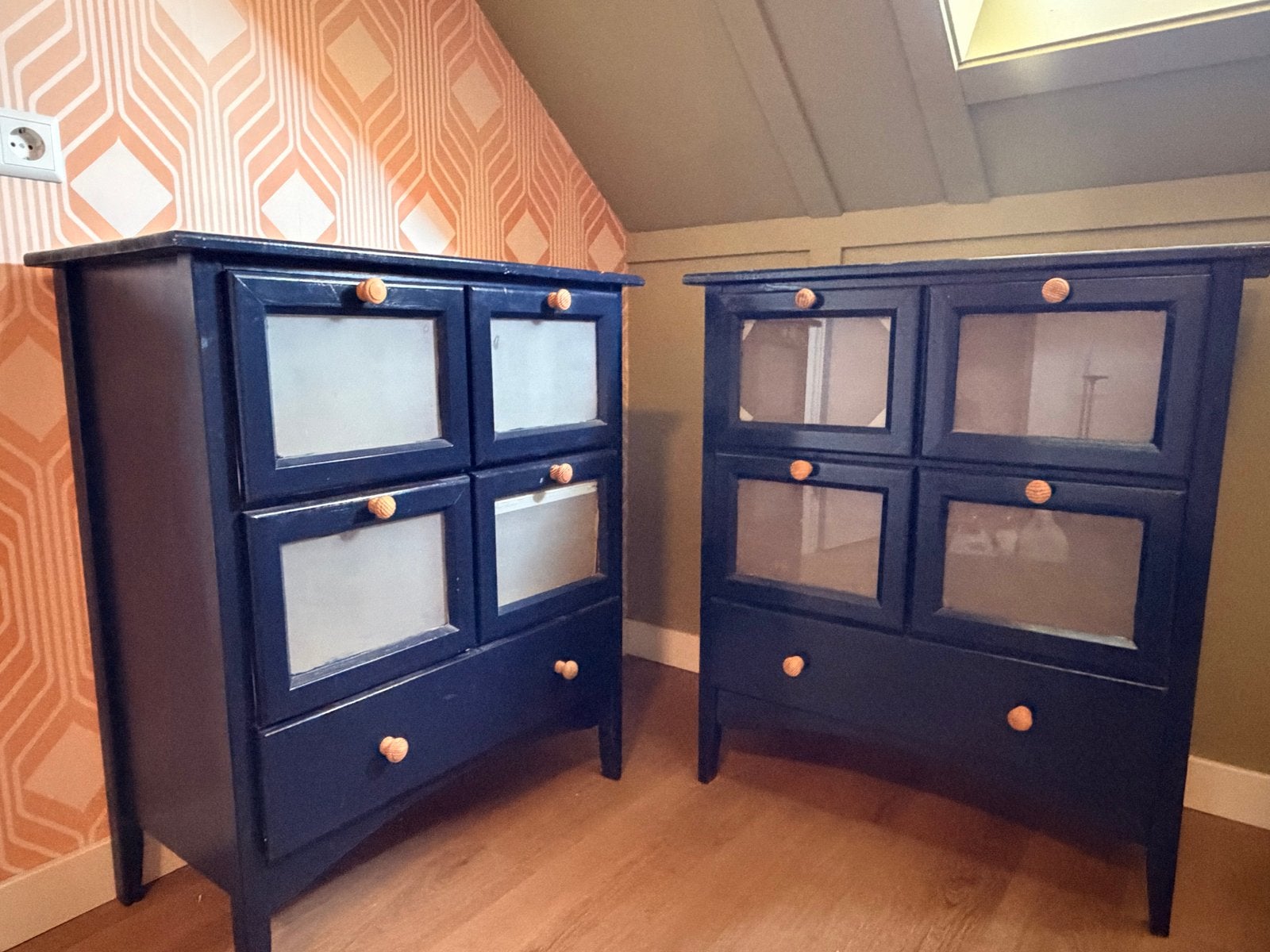 Gratis af te halen: Twee donkerblauwe kastjes met glas, Ophalen, Gebruikt