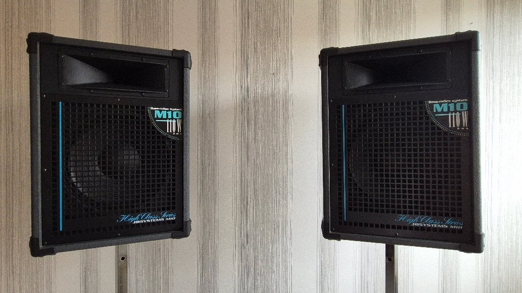 Twee luidsprekers, incl. standaards en kabels, Ophalen, Zo goed als nieuw, 60 tot 120 watt, JBL