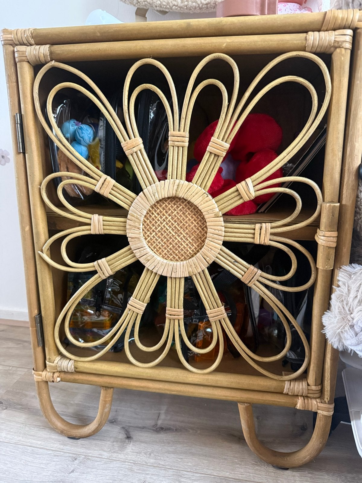 Rotan kastje met bloem - Nachtkastje / Kinderkamer kast, Ophalen, Gebruikt
