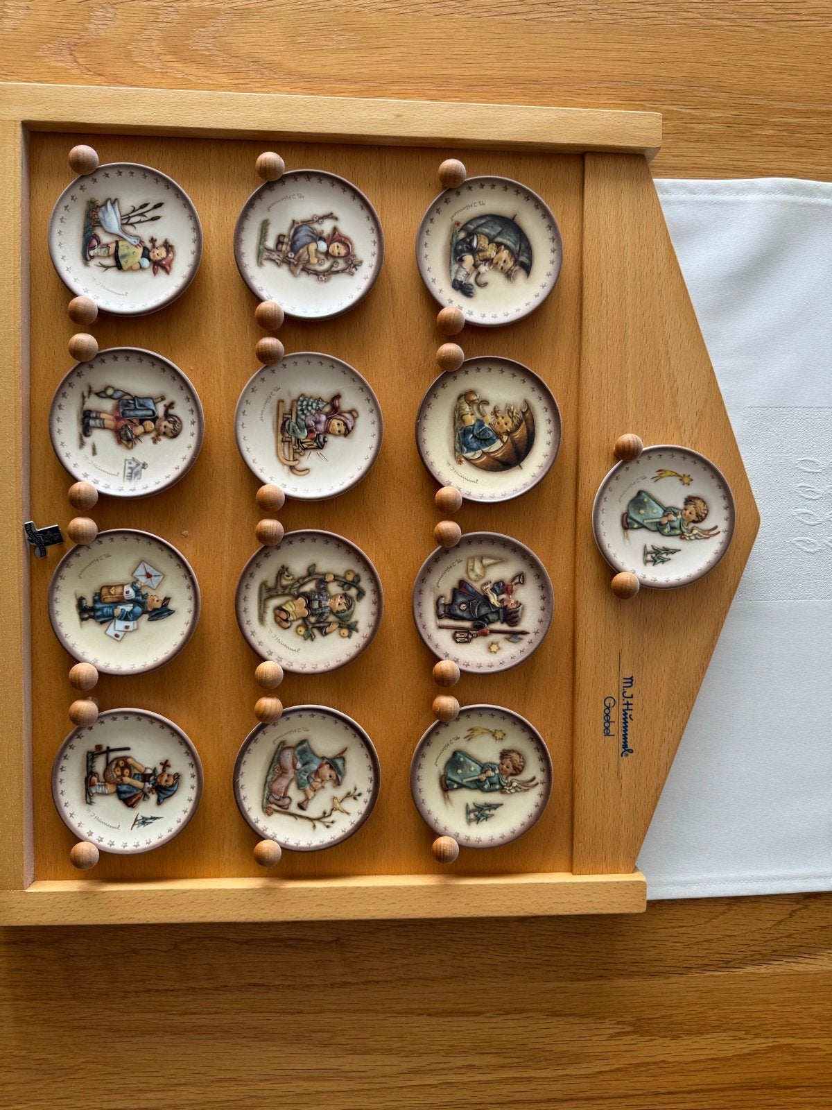 Hummel Goebel mini bordjes met houder, Verzamelen, Ophalen, Zo goed als nieuw, Porselein, Bord of Schaal