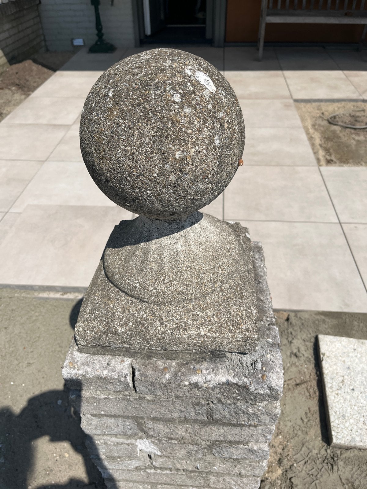 Paalmuts , betonnen  bol op sokkel voor tuin of oprit, Ophalen, Gebruikt, Steen, Abstract beeld