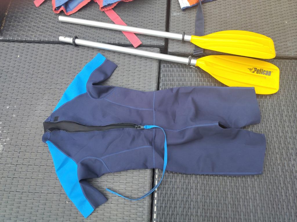 Diverse Watersportspullen voor kinderen. Zwemvesten, peddels, Wetsuit, Gebruikt, Kind, Olaian, Plastimo, Helly Hansen, Pelican