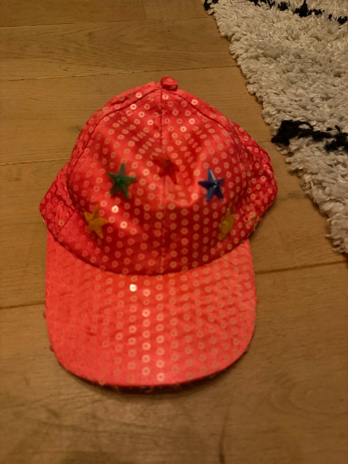 Roze pet met lampjes, Ophalen