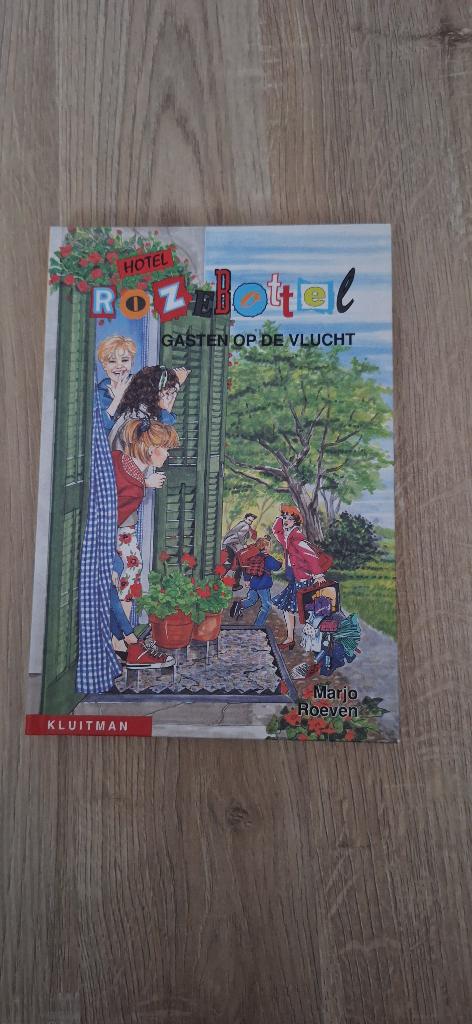 Hotel Rozebottel: Gasten op de vlucht - Marjo Roeven, Boeken, Ophalen of Verzenden, Zo goed als nieuw, Marjo Roeven, Fictie