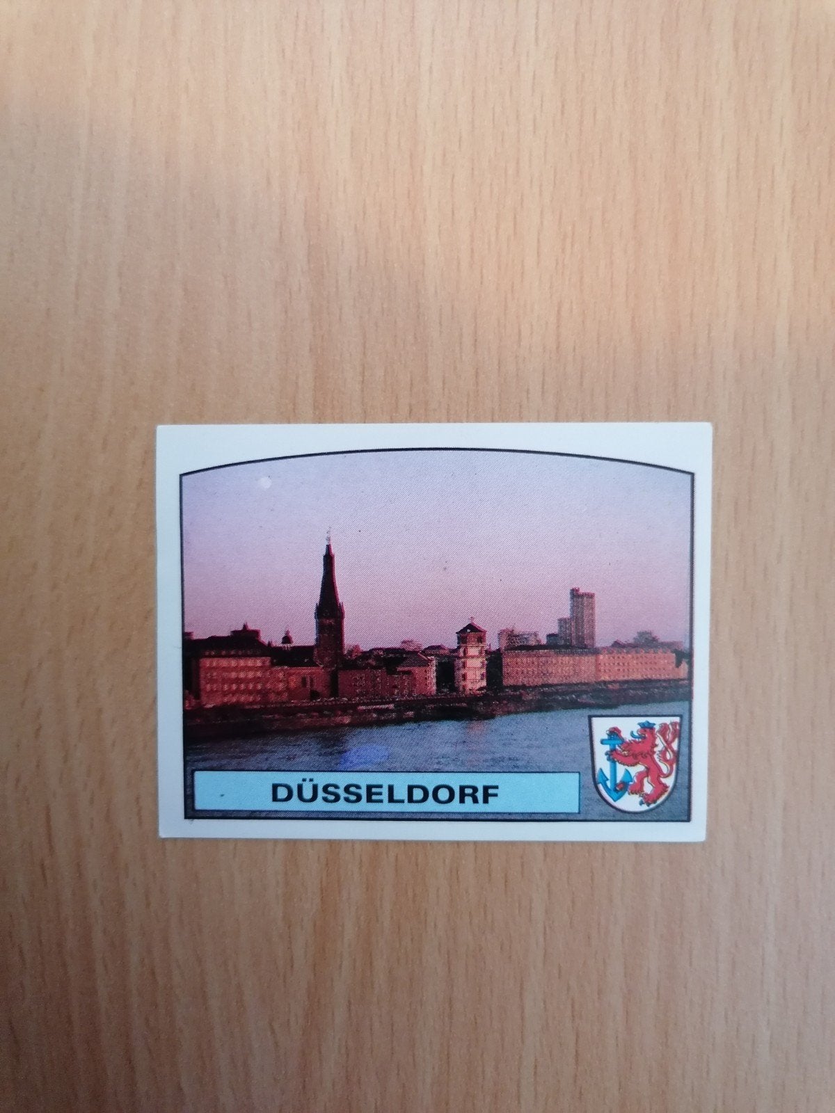 Panini Euro 88 #23 Düsseldorf stad., Ophalen of Verzenden, Zo goed als nieuw, Sticker