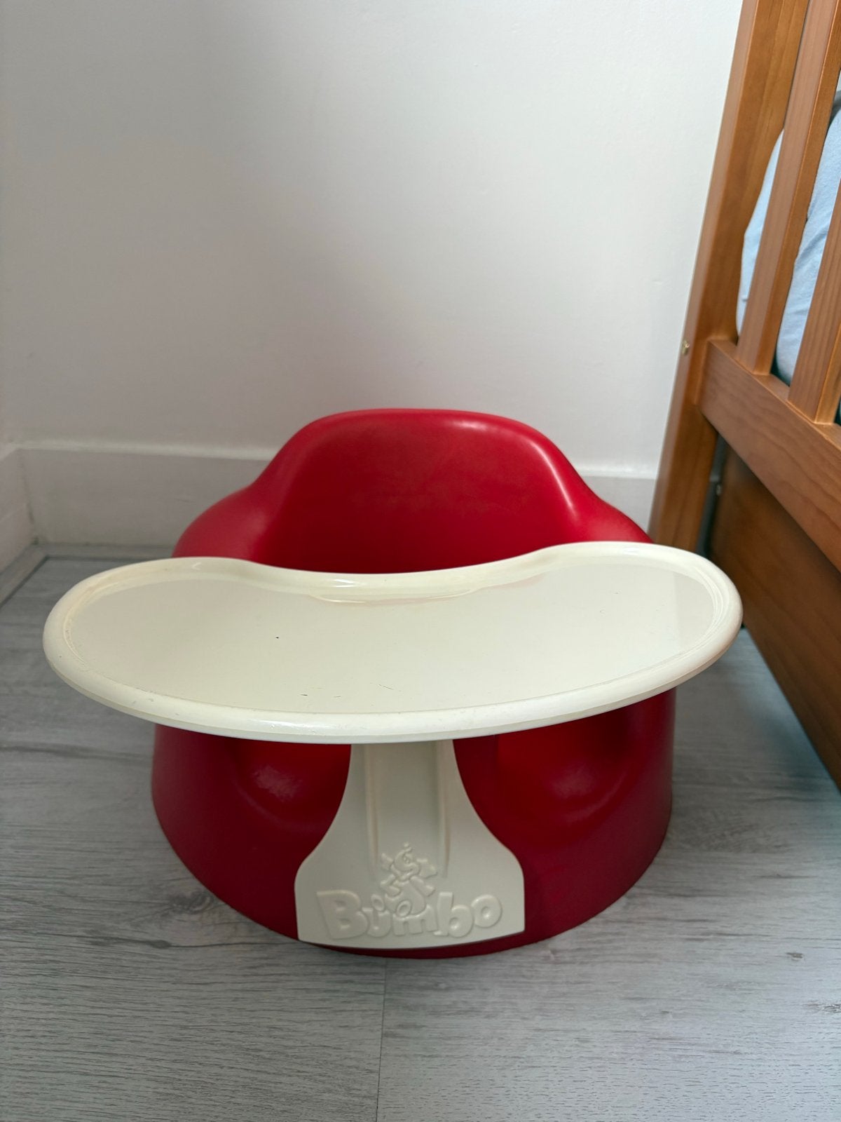 Bumbo babystoel rood met afneembaar eetblad, Ophalen of Verzenden, Gebruikt, Overige typen, Afneembaar eetblad