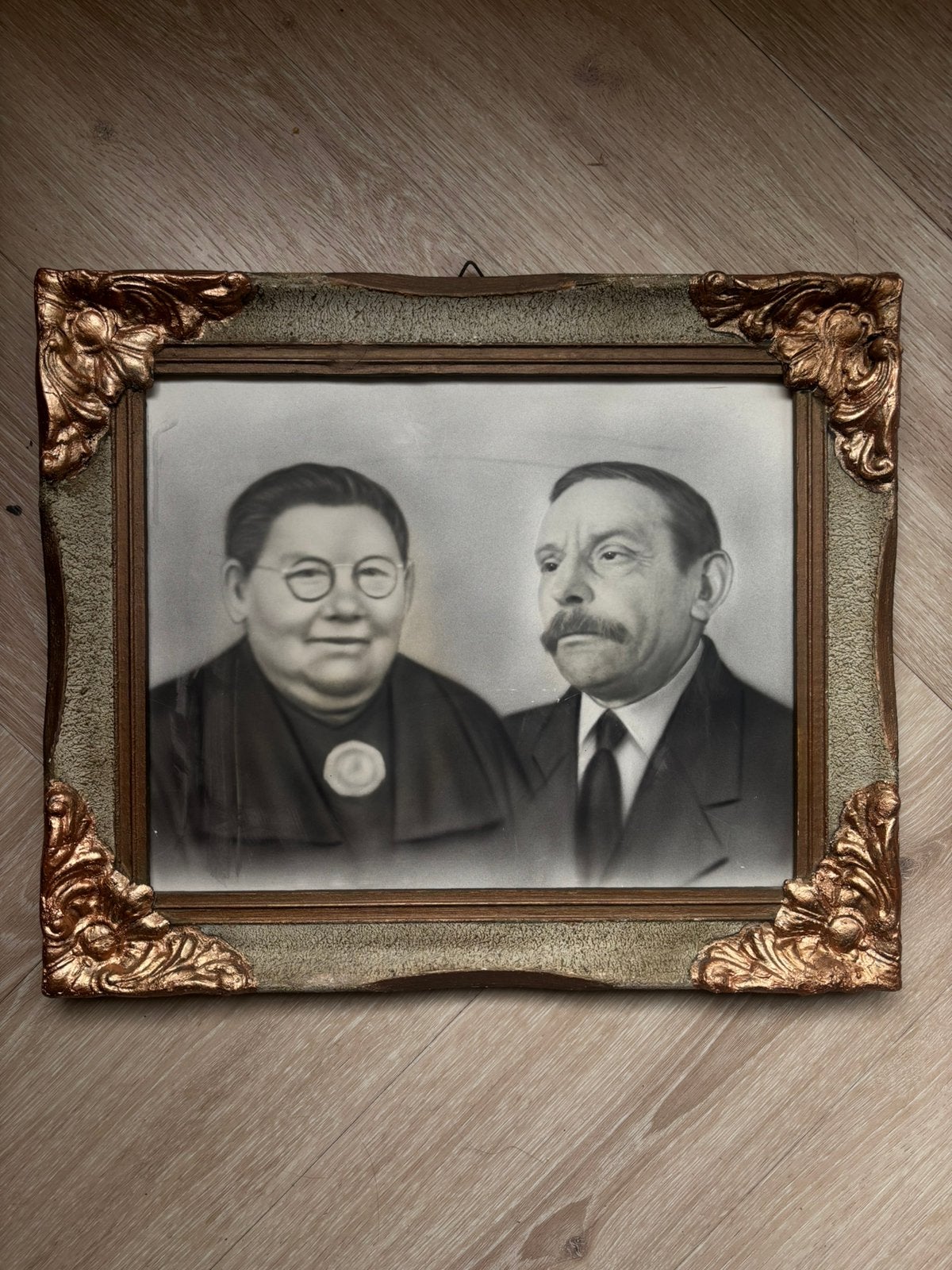 Antieke fotolijst met oude zwart-wit portretfoto – 37 x 31cm, Ophalen of Verzenden, Gebruikt, Overige typen