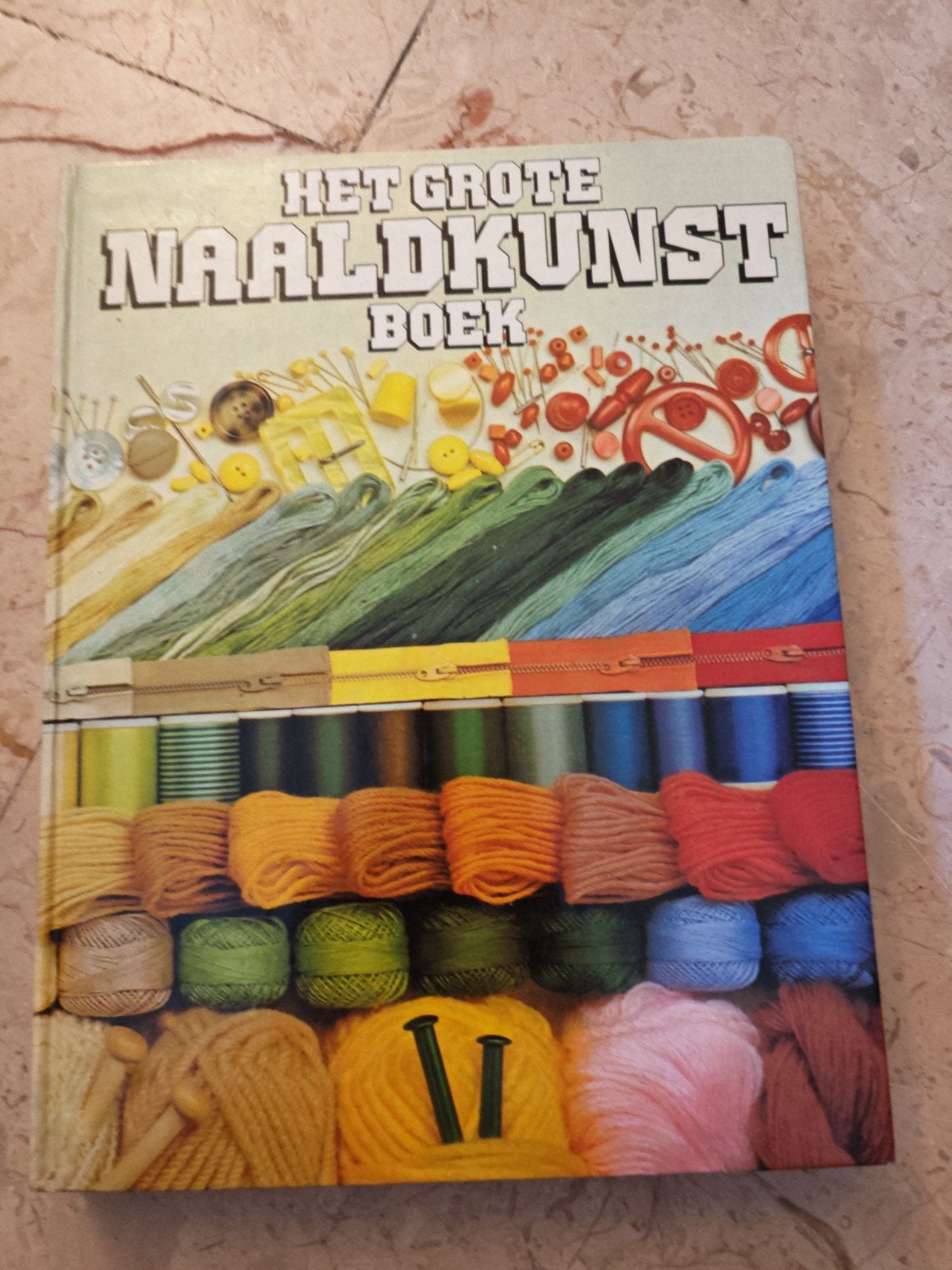 Het Grote Naaldkunst Boek - Handwerk & Hobby, Boeken, Hobby en Vrije tijd, Gelezen, Borduren en Naaien, Ophalen of Verzenden