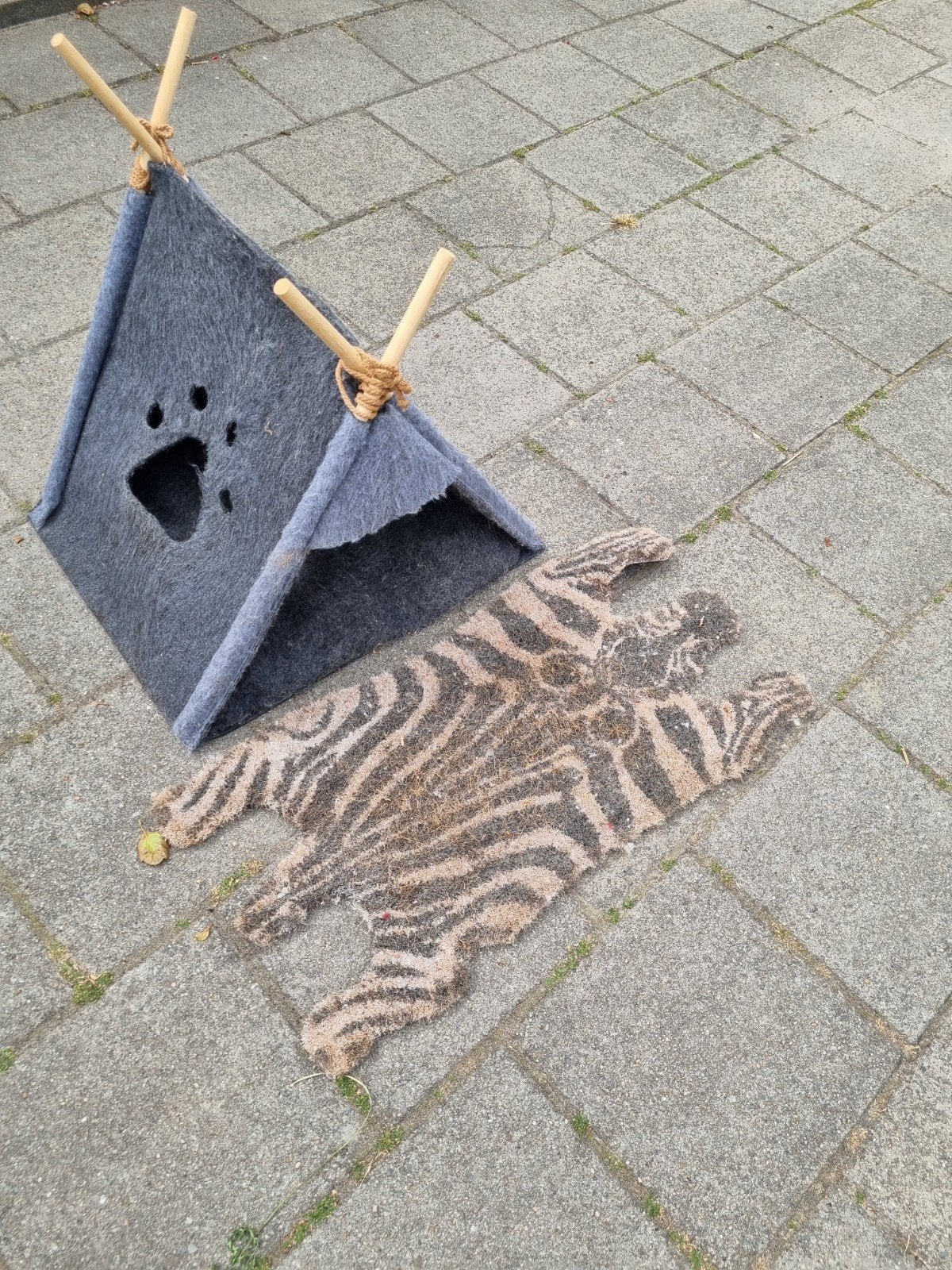 kattenmand en mat, Ophalen
