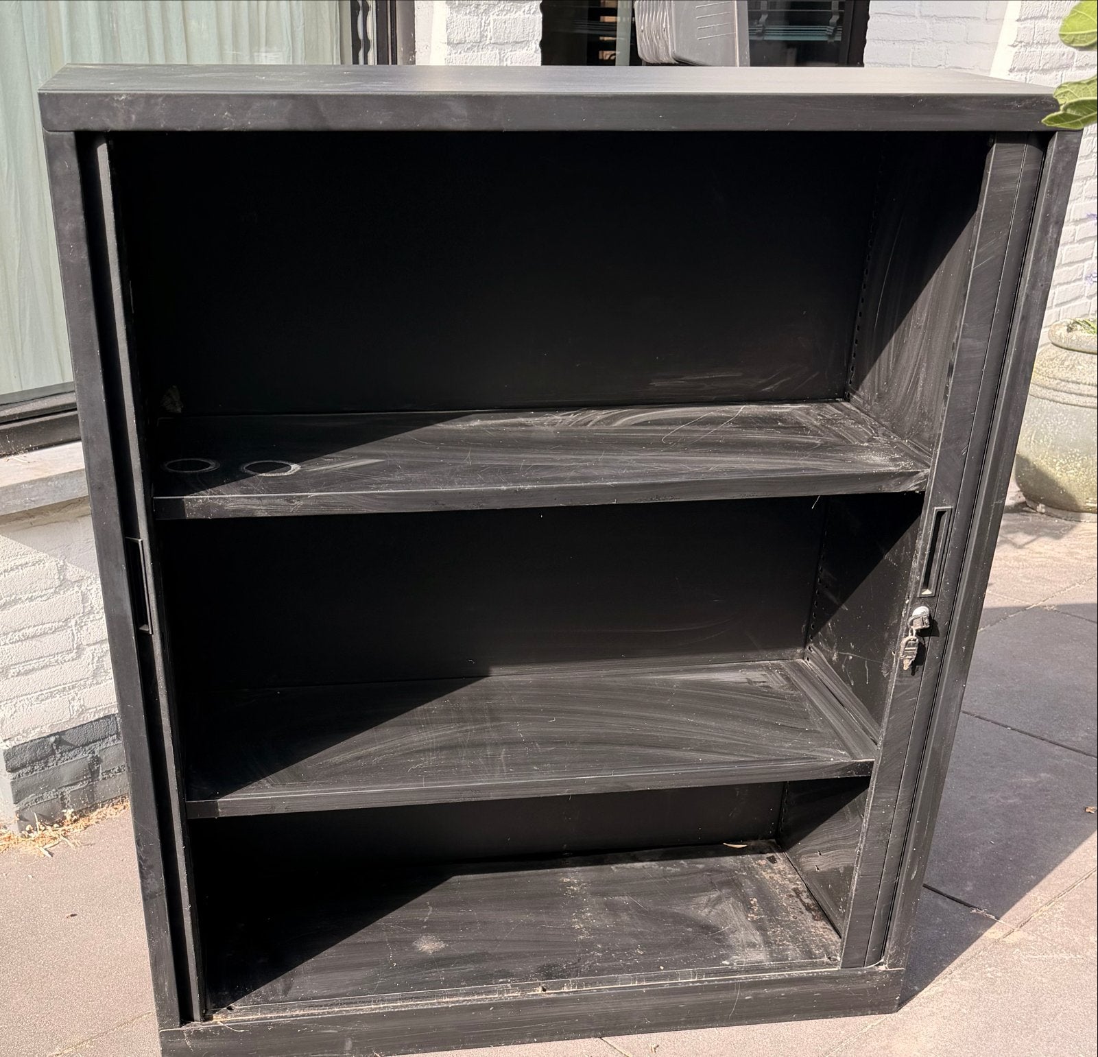 Zwart metalen roldeurkast met slot, Huis en Inrichting, Kasten | Roldeurkasten en Archiefkasten, Ophalen, Gebruikt, 100 tot 150 cm