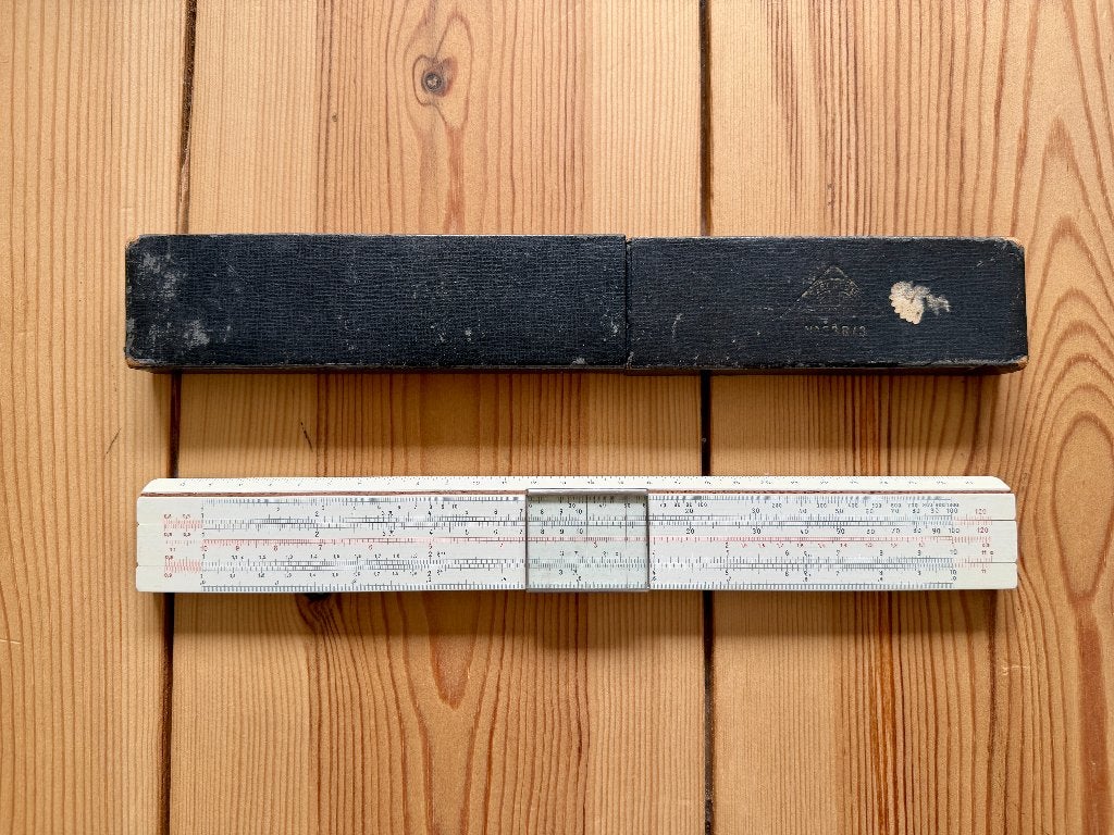 Albert Nestler 223R liniaal / rekenliniaal (met hoes), Antiek en Kunst, Antiek | Gereedschap en Instrumenten, Ophalen of Verzenden
