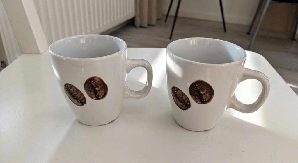 2 vintage siaki stoneware cups/mokken raised design, Antiek en Kunst, Ophalen of Verzenden