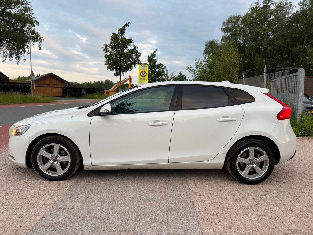 Volvo V40 1.6 D2 Kinetic Airco Cruise PDC Trekhaak DealerOnd, Voorwielaandrijving, Euro 5, Stof, Gebruikt