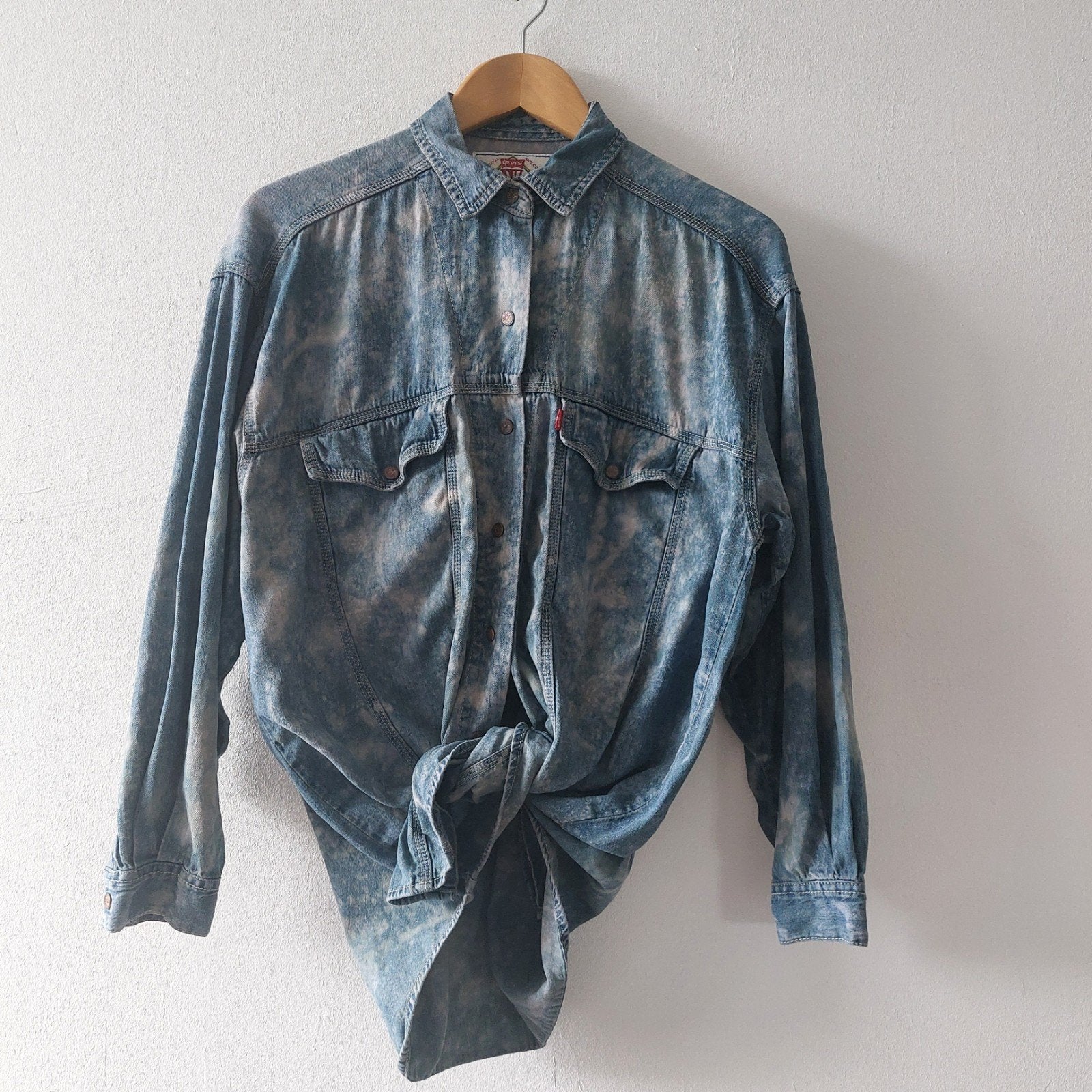 Vintage 90s Levis oversized acid wash Grunge denim shirt, Kleding | Dames, Maat 38/40 (M), Blauw, Ophalen of Verzenden, Gedragen