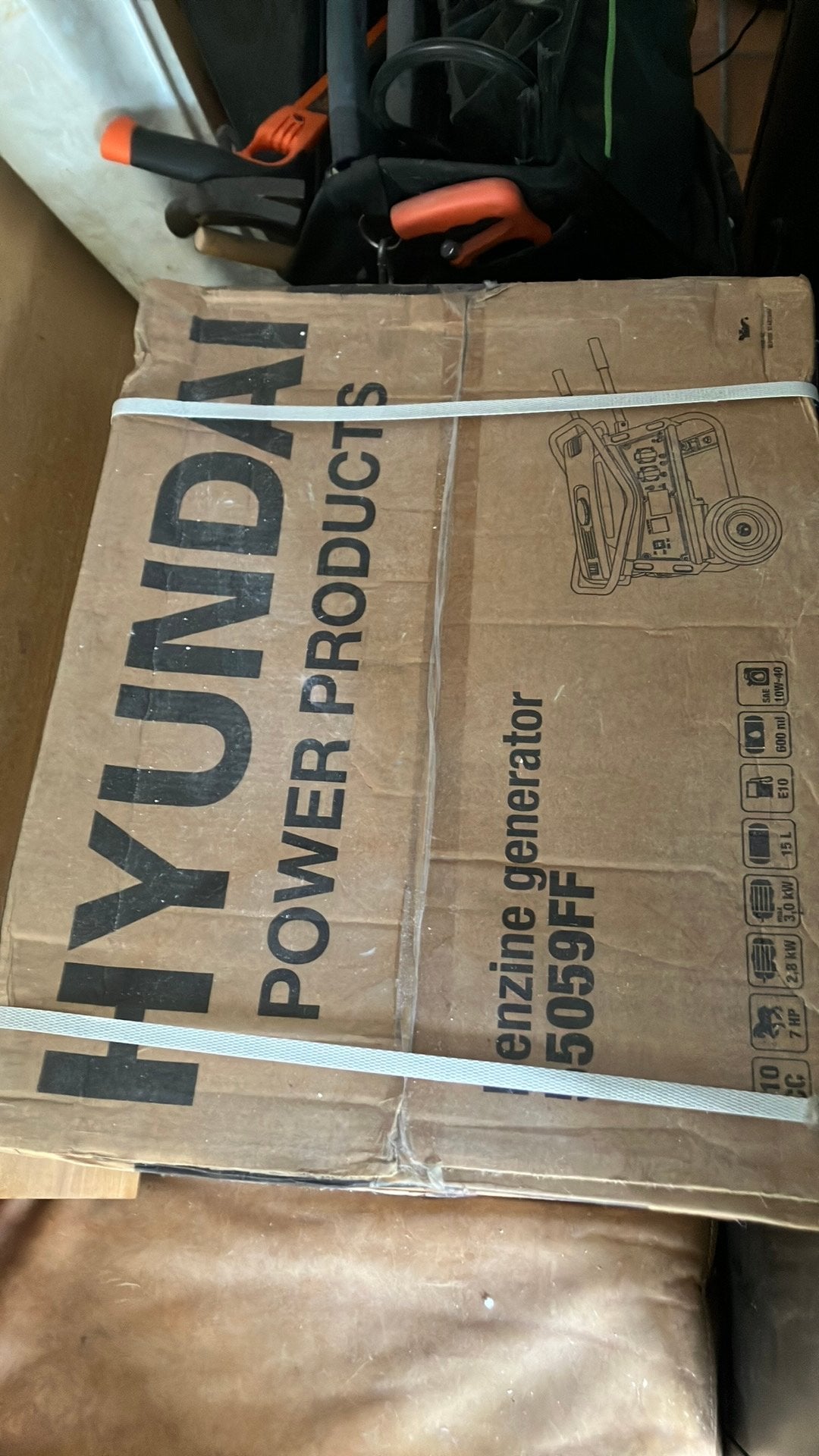 Hyundai benzine generator nieuwe in doos, Ophalen, Zo goed als nieuw, Marmer, Wandtegels