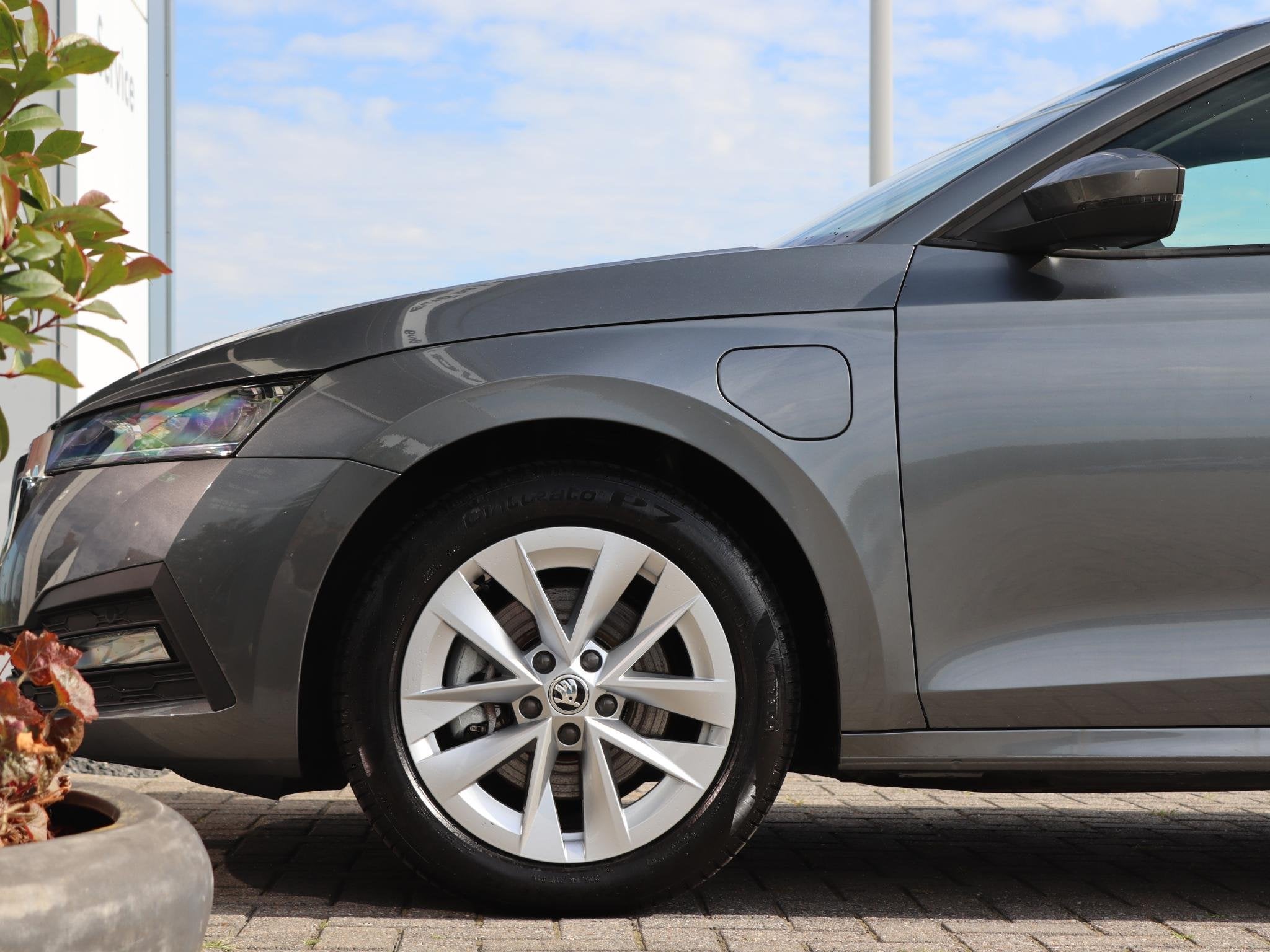 Skoda Octavia Combi 1.4 TSI 204 pk DSG iV PHEV Ambition | Na, Auto's, Stof, Gebruikt, Euro 6, 4 cilinders
