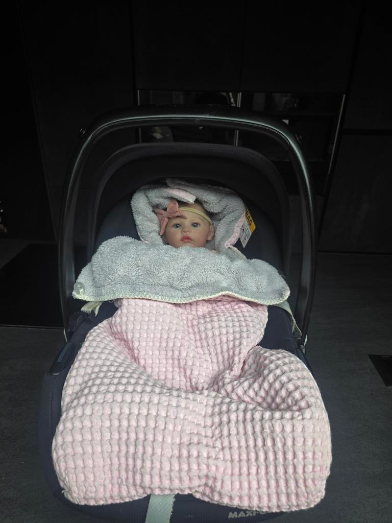 Maxicosi inclusief koeka voetenzak  en levensechte baby pop, Ophalen, Autogordel, Zo goed als nieuw, 0 t/m 13 kg