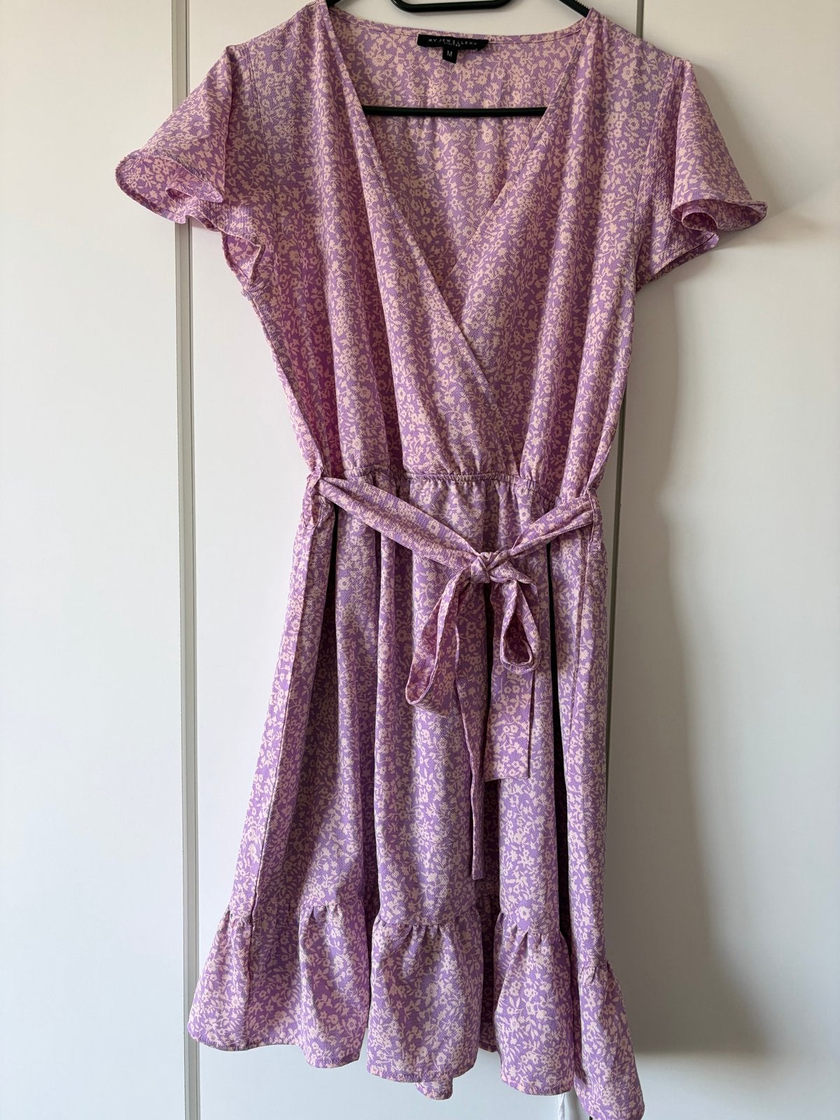 Paarse bloemenjurk met overslag en strikceintuur, Kleding | Dames, Maat 38/40 (M), Paars, Ophalen of Verzenden, Zo goed als nieuw