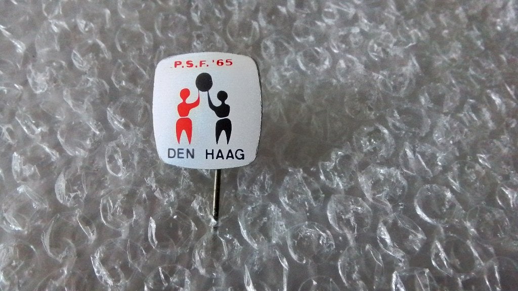 Speldje korfbalvereniging p.s.f  1965, uit den Haag, Verzamelen, Speldjes, Pins en Buttons, Ophalen of Verzenden, Zo goed als nieuw