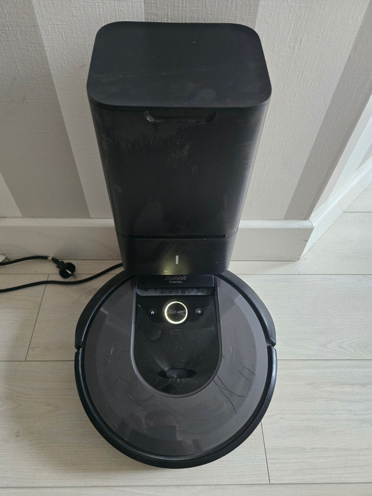 iRobot i7+ Roomba Robotstofzuiger met zelflegende basis, Gebruikt, IRobot, Ophalen of Verzenden, Robotstofzuiger