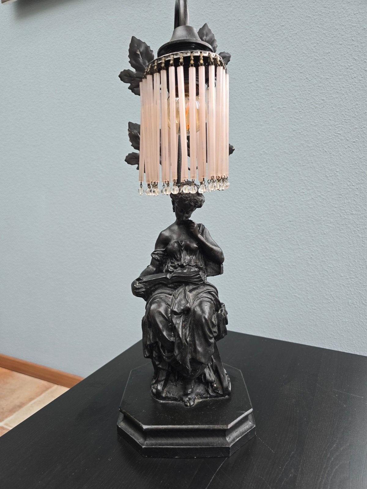 Tafellamp met lezende vrouw, Huis en Inrichting, Gebruikt, Art deco, Sfeerlamp, Metaal