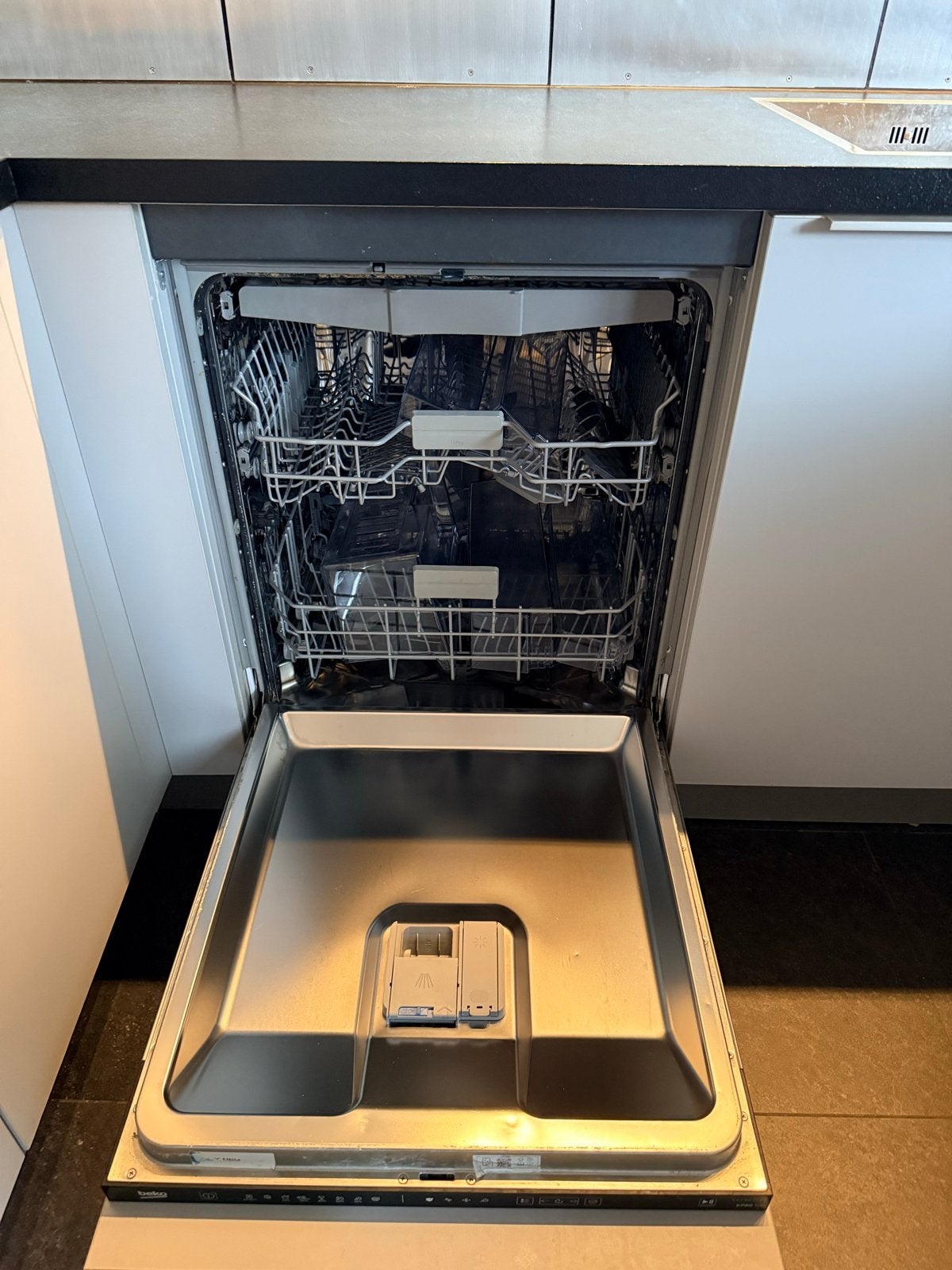 Foto 10 van Moderne U-keuken met inbouwapparatuur