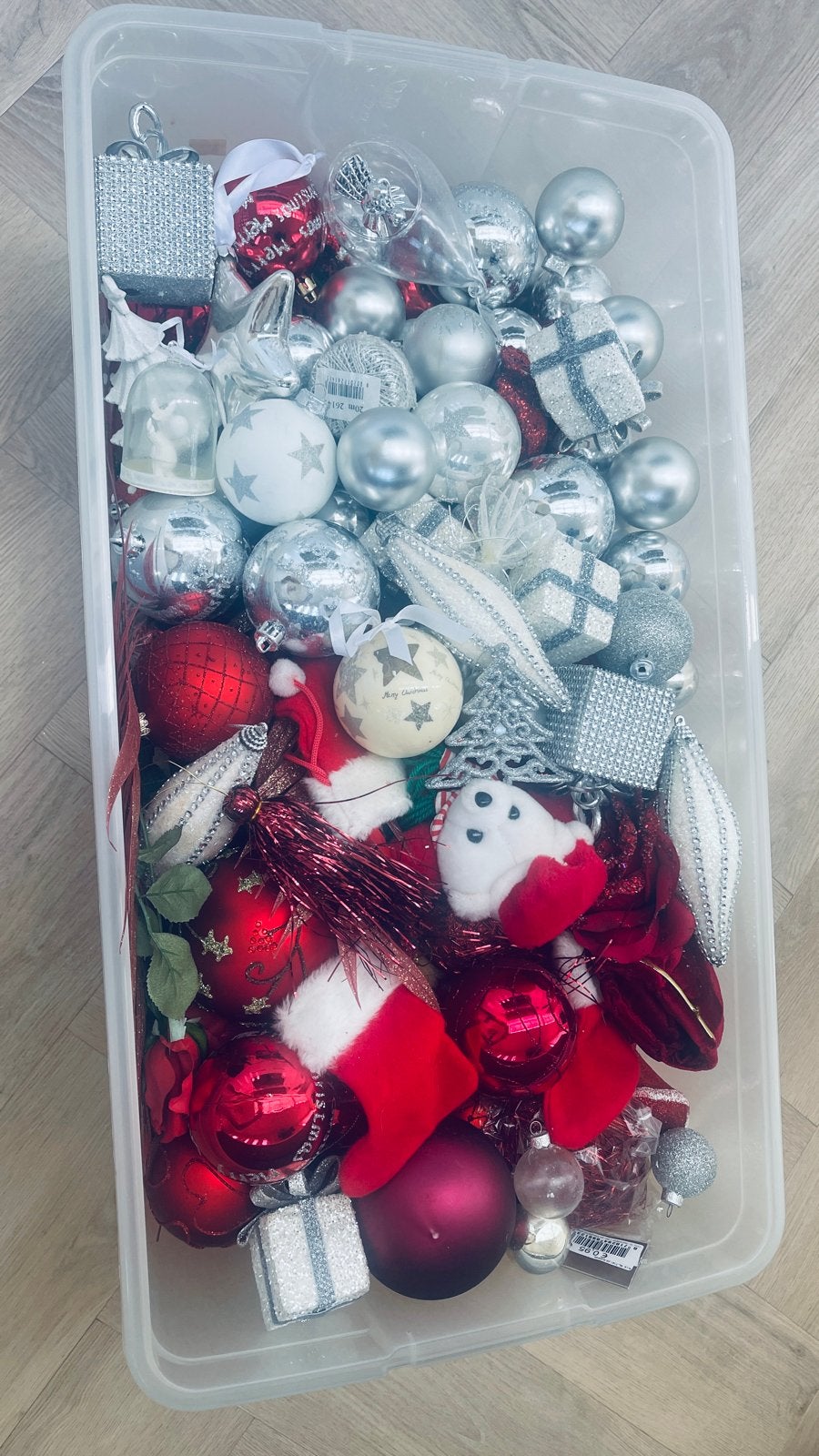 Doos vol kerstballen en boomaccessoires (Rood en zilver), Ophalen
