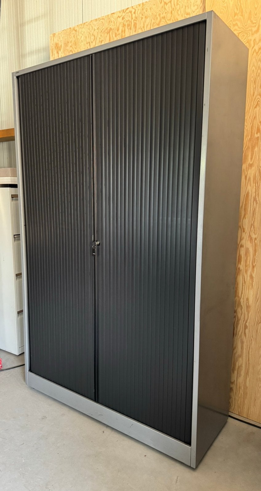 Ahrend roldeurkast, stalen kast, Huis en Inrichting, Kasten | Roldeurkasten en Archiefkasten, Ophalen, Gebruikt, 25 tot 50 cm