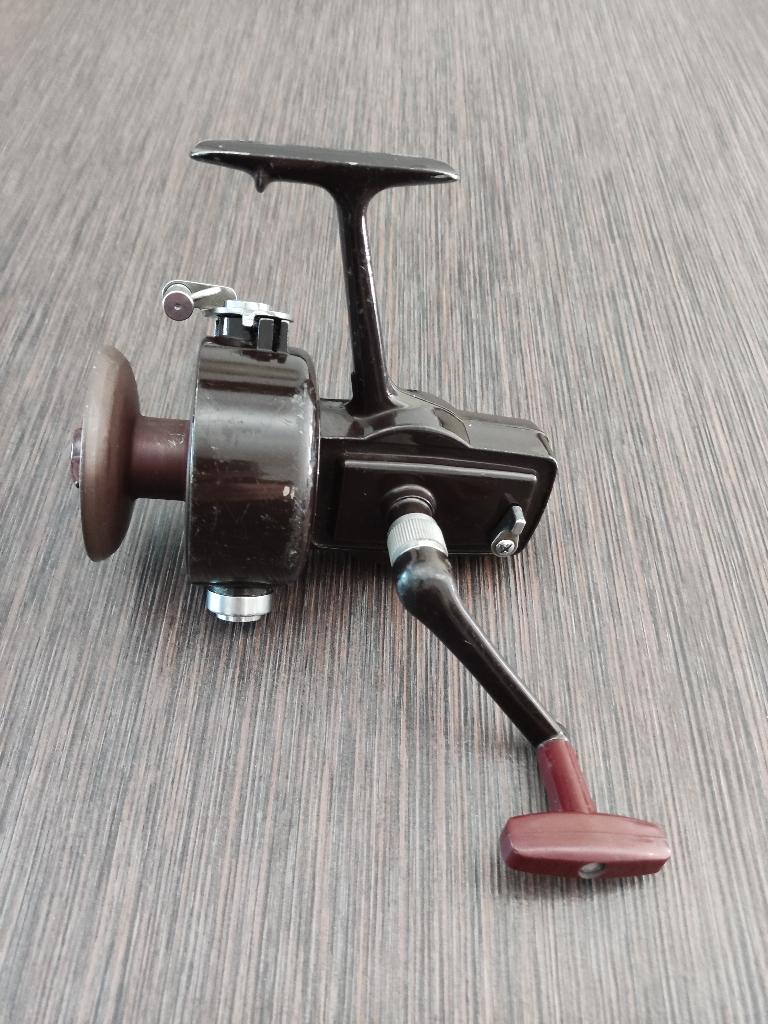 Daiwa 7700A (7700 A) Zeemolen Bruine Serie # vintage # old, Ophalen of Verzenden, Gebruikt, Molen