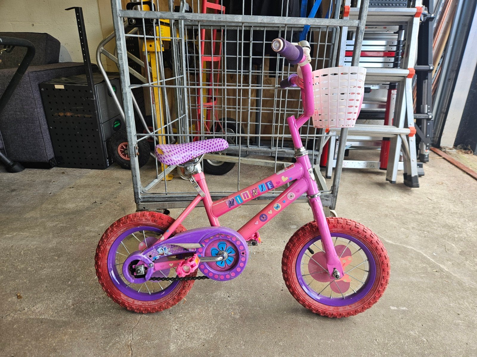 Roze Minnie Mouse kinderfiets 12 inch met mandje, Ophalen, Terugtraprem, Gebruikt, Minnie Mouse