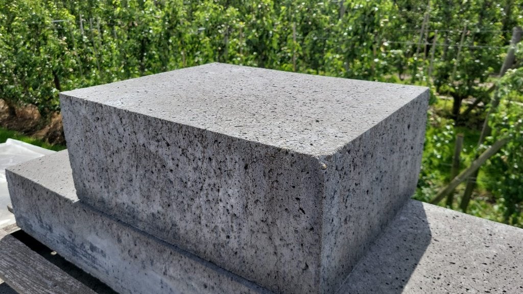 1 stuks verkleurde oud hollandse halve traptrede 50x40x20cm, Ophalen, Blok, Zo goed als nieuw, Beton