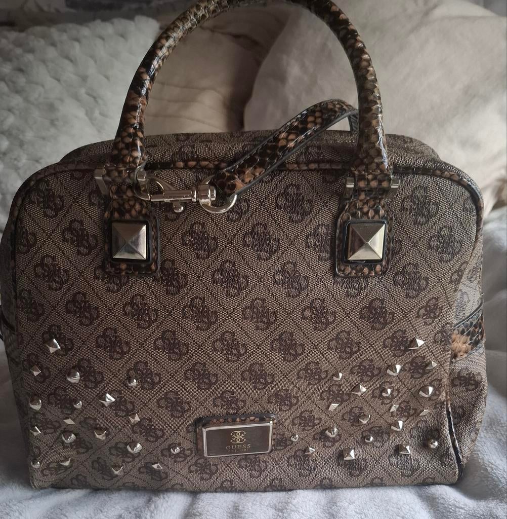 Guess Logo Handtas/Schoudertas met studs, Ophalen of Verzenden, Zo goed als nieuw, Bruin, Handtas