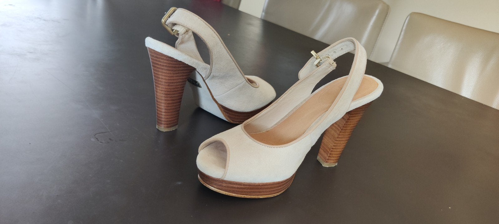 UGGs suède leren schoenen maat 37, Kleding | Dames, Schoenen, Ophalen of Verzenden, Zo goed als nieuw, Sandalen of Muiltjes