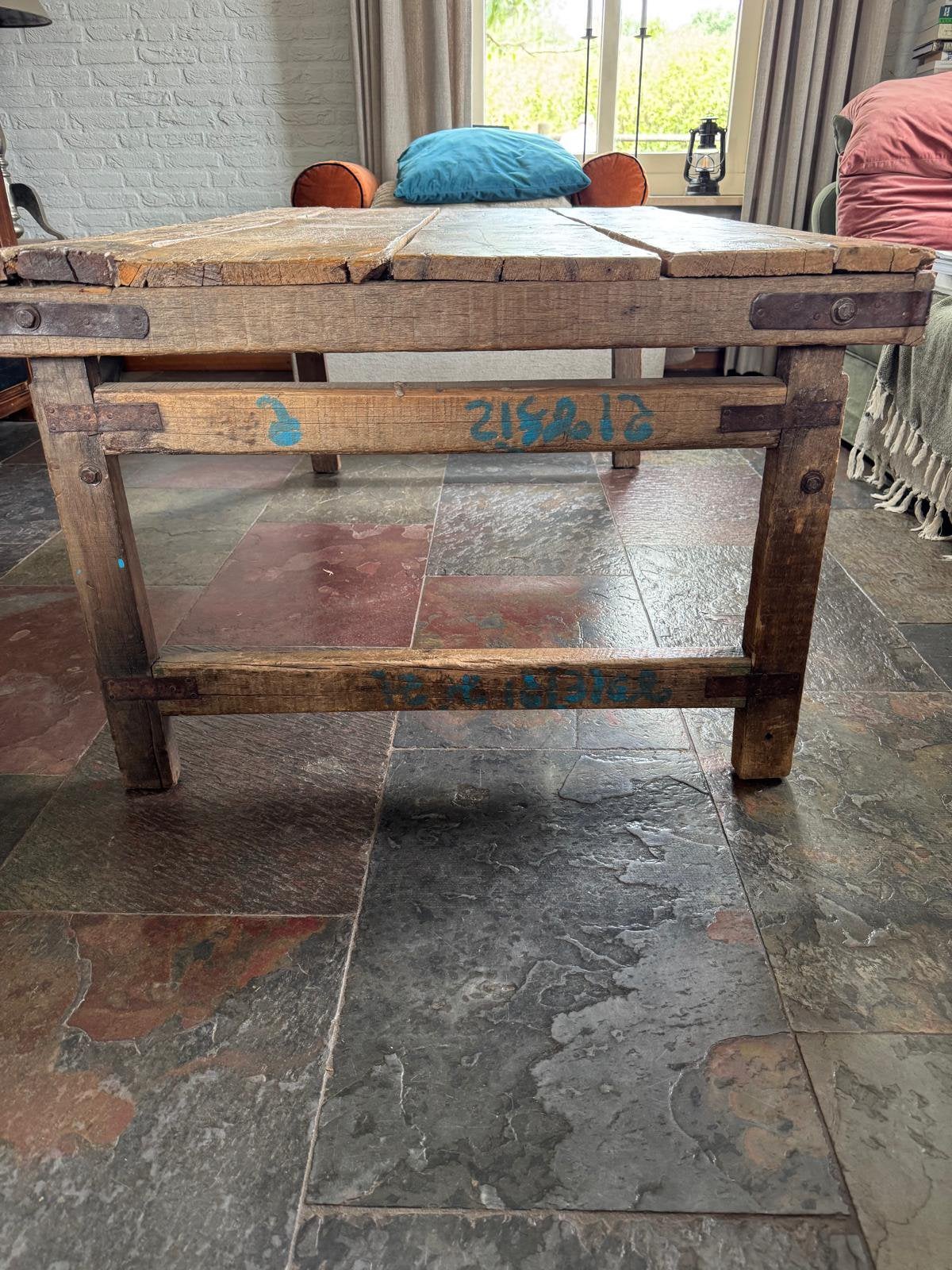 Bijzondere Franse salontafel, Ophalen