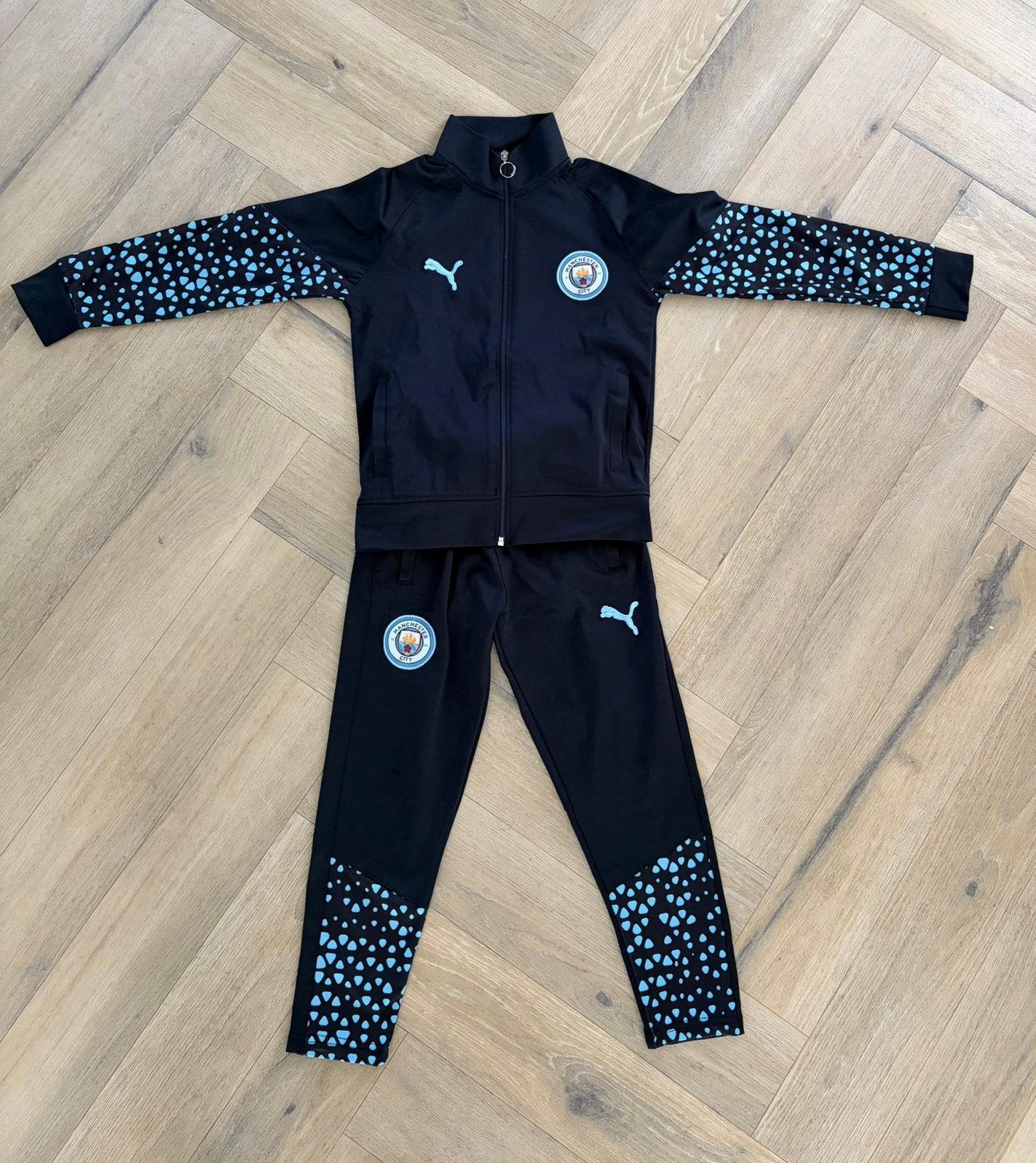 Trainingspak Puma Manchester City maat 128, Ophalen of Verzenden, Zo goed als nieuw, Jongen of Meisje, Sport- of Zwemkleding