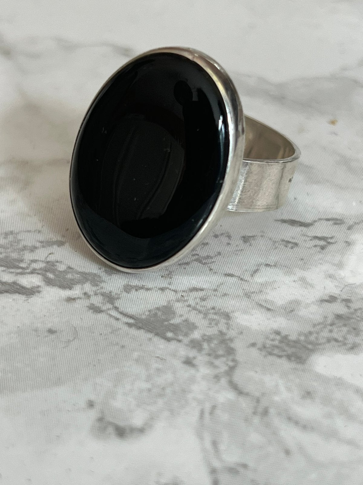 Zilveren ring met een grote Onyx, Gebruikt, Ophalen of Verzenden, 17 tot 18, Dame