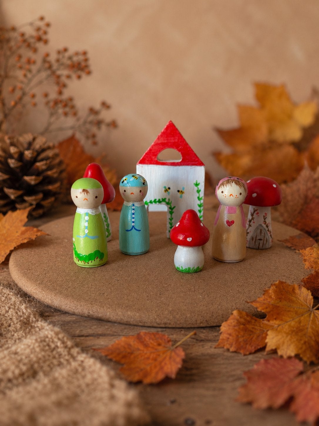 Handgeschilderde  Pegdolls met huisje en paddenstoelen, Ophalen of Verzenden, Nieuw, Overige typen