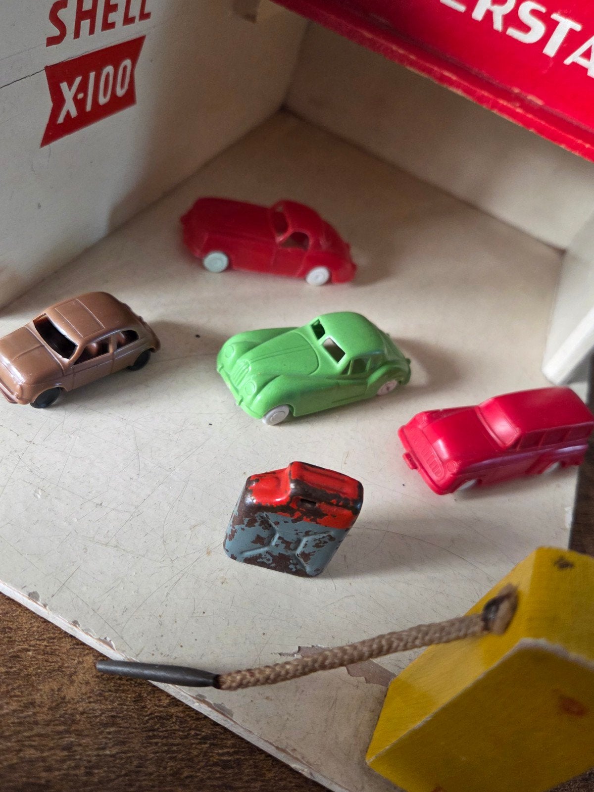Foto 4 van Vintage Shell X-100 Speelgoedgarage uit 1955 met 6 auto's