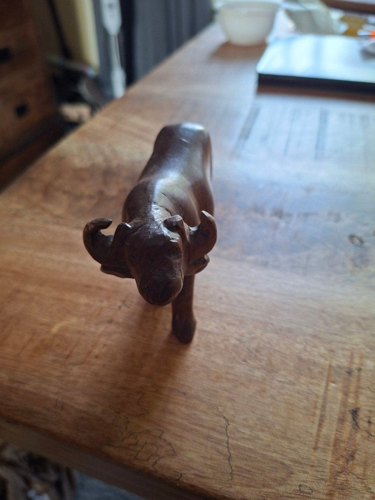 Houten buffel beeldje - Handgesneden decoratie, Ophalen of Verzenden, Zo goed als nieuw, Dier