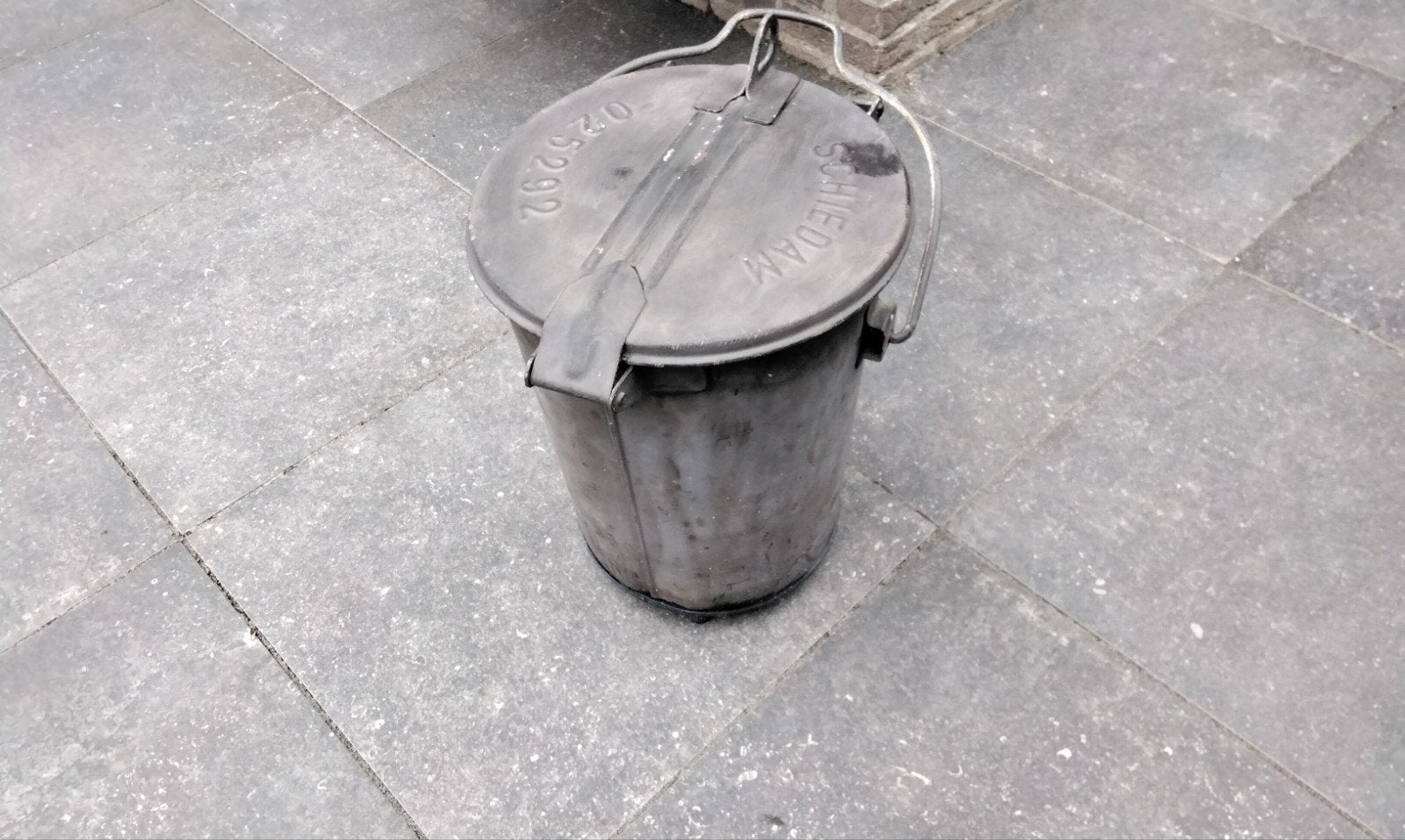 Vintage oude zinken vuilnisbak uit schiedam., Ophalen