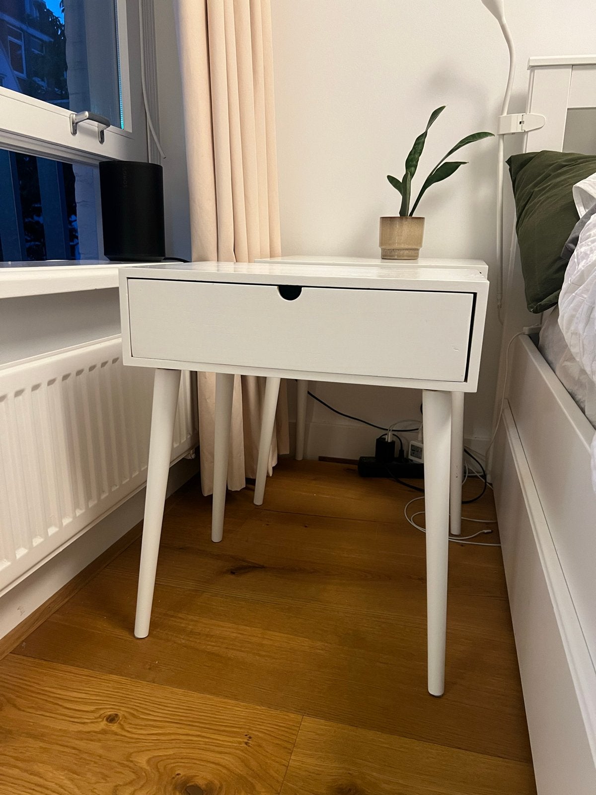 2x Jysk Bedside tafels - Wit, B32xL45xH54, Huis en Inrichting, Slaapkamer | Nachtkastjes, Ophalen, Gebruikt, Minder dan 45 cm