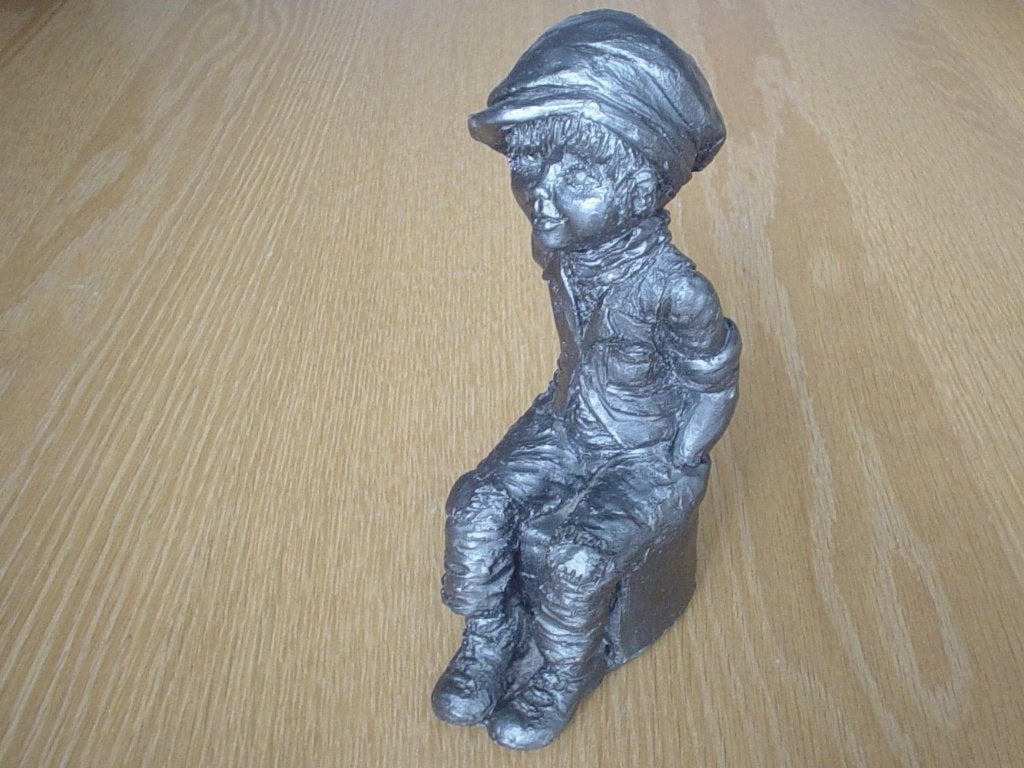 Beeld jongen met pet., Verzamelen, Ophalen of Verzenden, Zo goed als nieuw, Mens