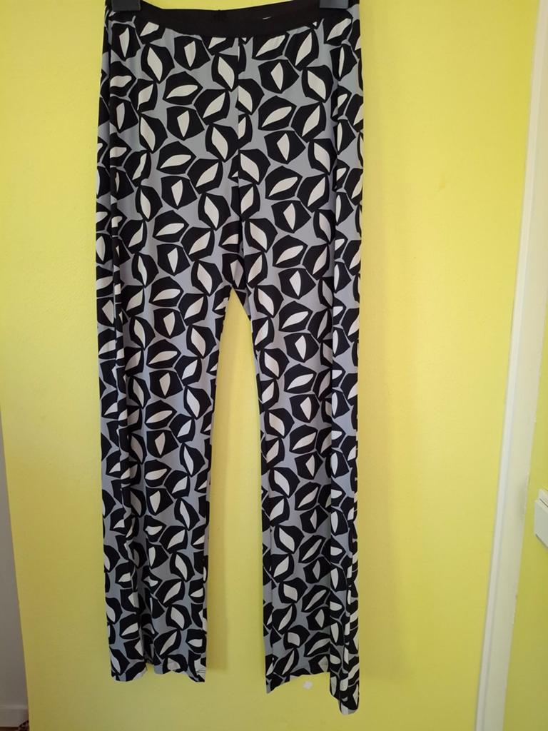 TRVL DRSS broek Zwart/Wit grafische print Maat M, Kleding | Dames, Maat 38/40 (M), Zwart, Ophalen of Verzenden, Zo goed als nieuw